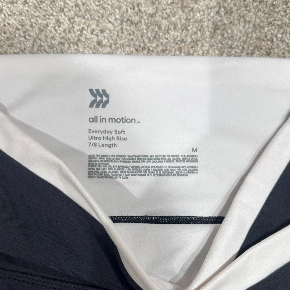 All in Motion Black Everyday Soft Ultra High Rise Leggings 7/8 length - Picture 3 of 8